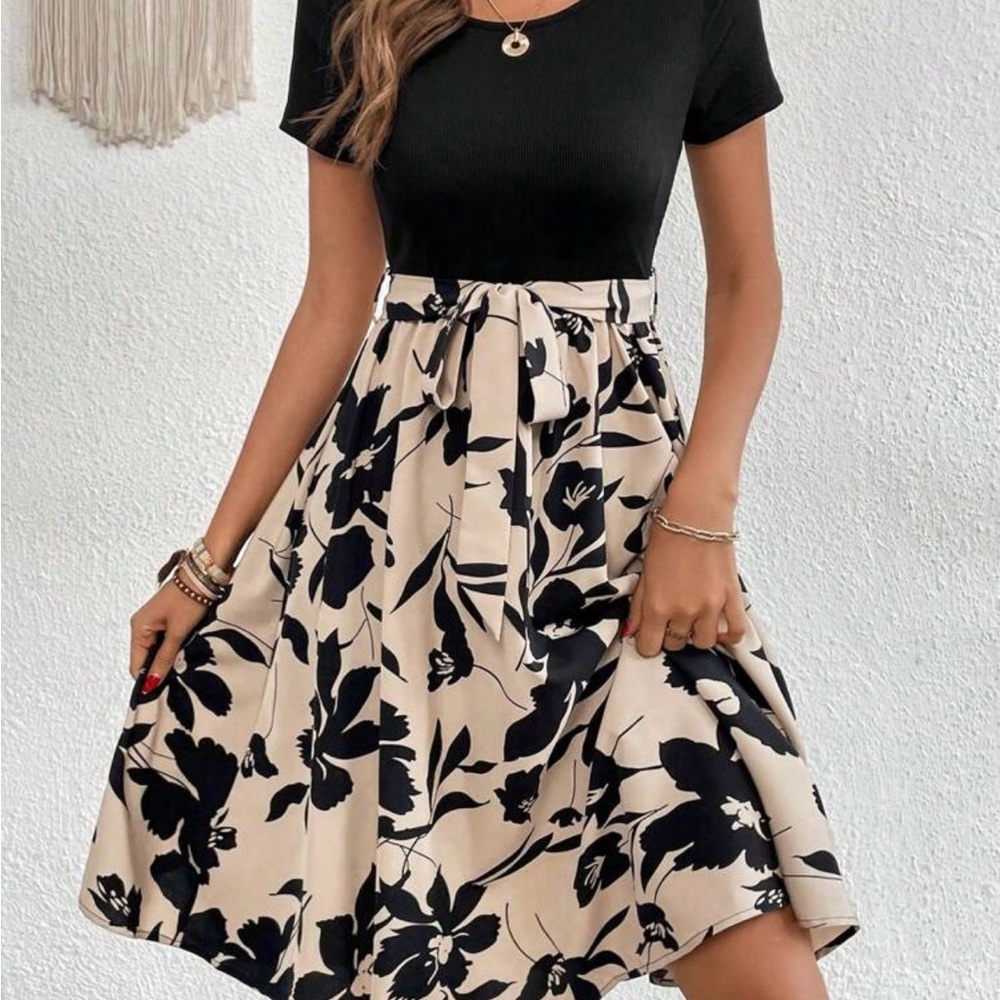 Floral Black and Cream Dress - Picture 4 of 5